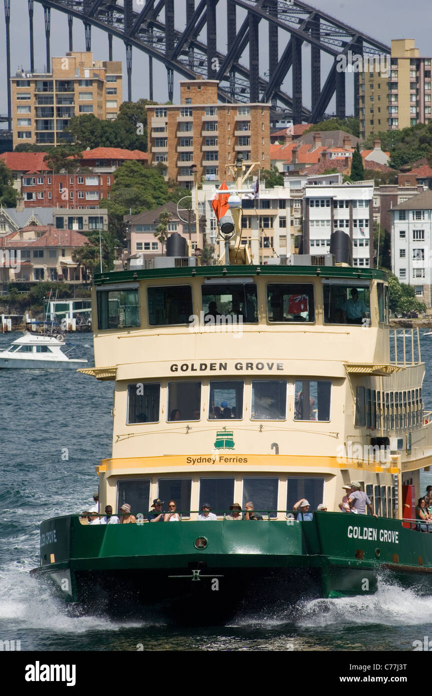 Il Traghetto Cremorne, sul suo modo al di sopra da Circular Quay, con parte del Sydney Harbour Bridge visibile in background. Foto Stock