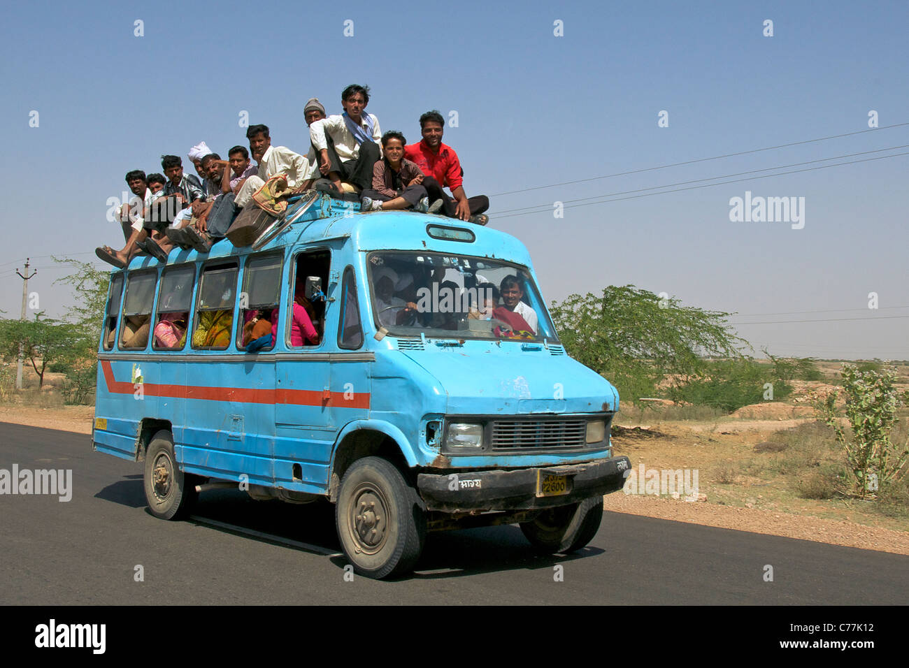 Sovraffollamento autobus passeggeri Western Rajasthan in India Foto Stock