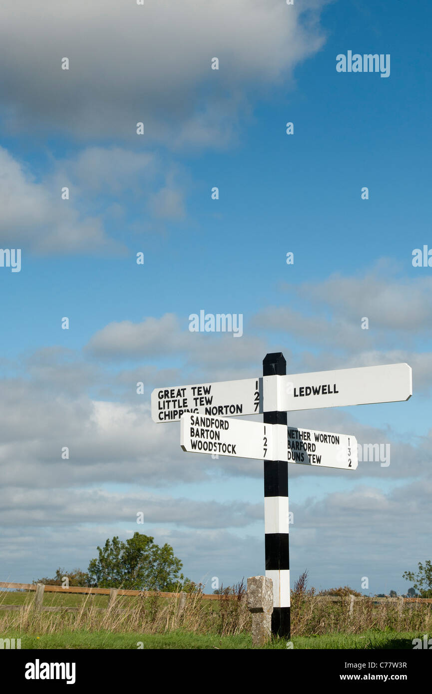 Segnaletica direzionale in Oxfordshire campagna. Inghilterra Foto Stock