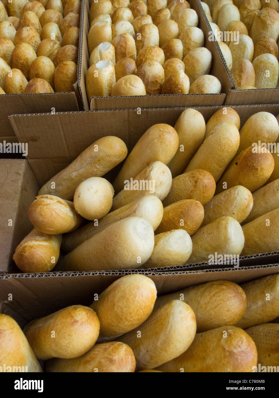 Il pane nelle caselle outsude supermercato in Gerusalemme, Israele Foto Stock