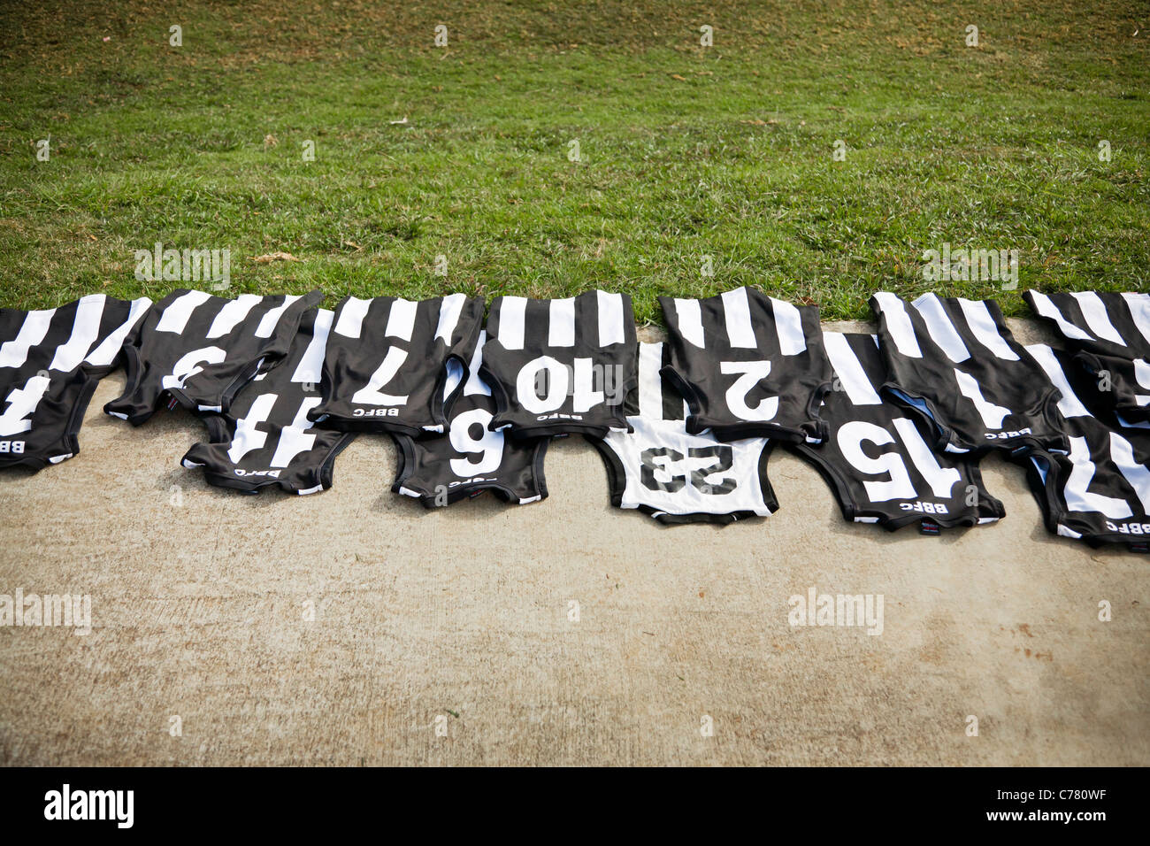 Uniformi attendono la raccolta in un sotto 11's Australian Football Match, Bangalow, NSW, Australia. Foto Stock