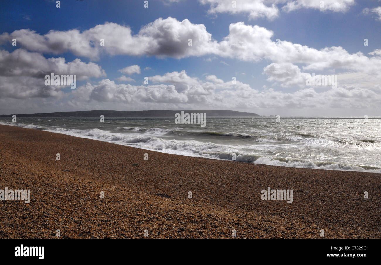 Una spiaggia di ciottoli sulla costa inglese come aria di tempesta nel cielo sopra. Foto Stock