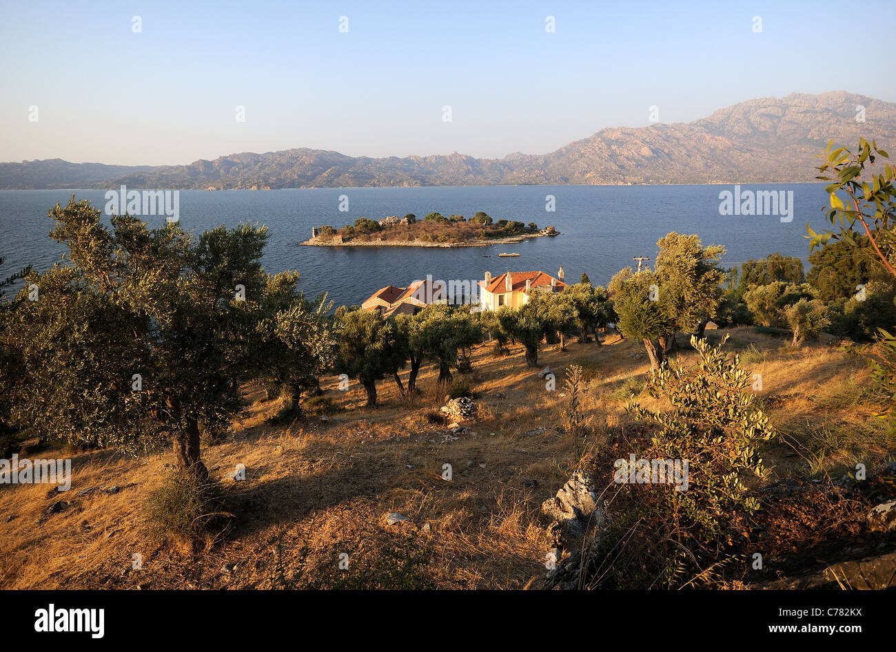 Bafa Goelue, Lago Bafa, Çamiçi Goelue con Kapıkırı Isola, Muğla Provincia, Aydın, Sud costa Egea, Europa, Medio Oriente e Asia Foto Stock