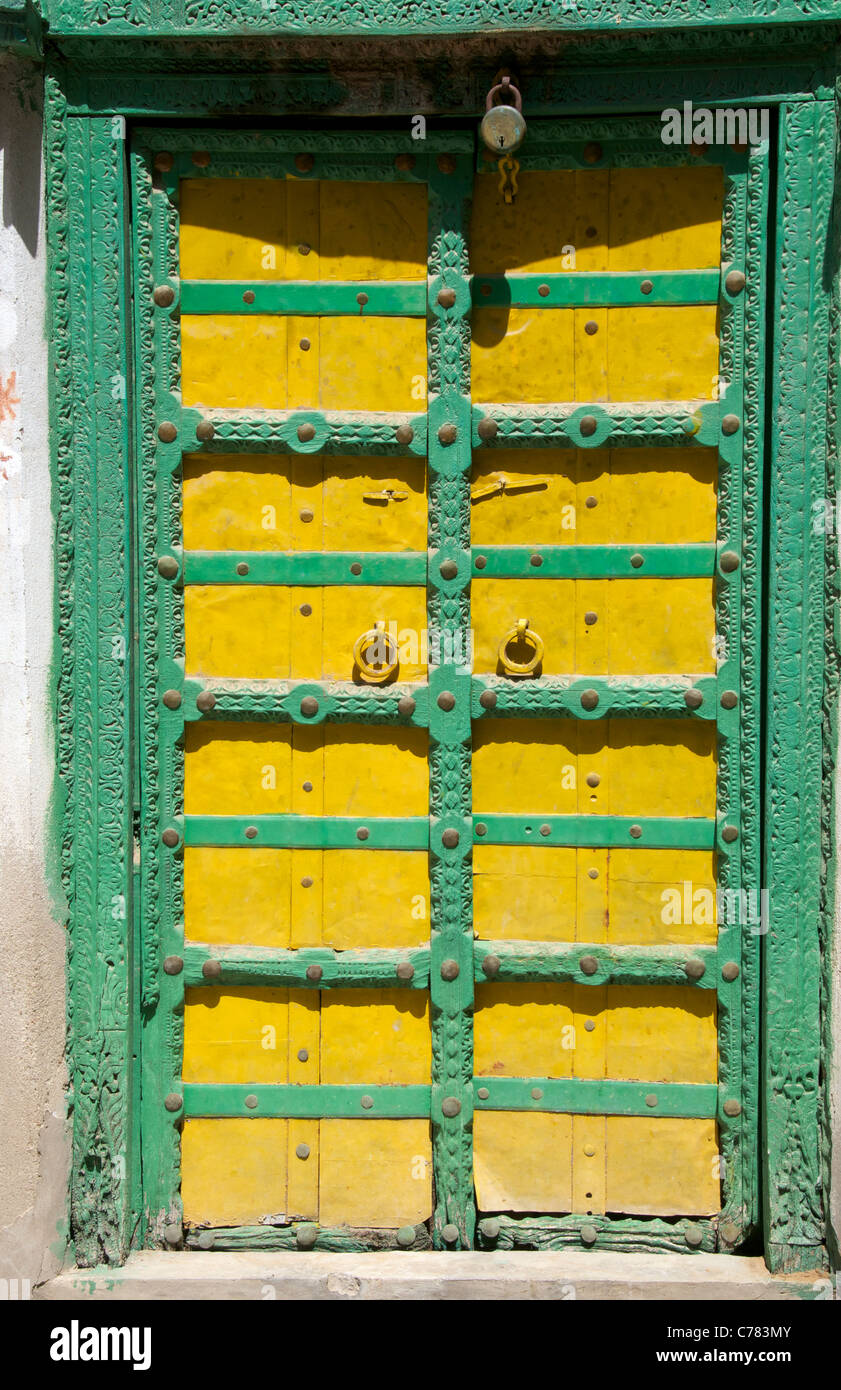 Vecchio verde e giallo porta in legno di Shekhawati Mandawa nord India Rajasthan Foto Stock