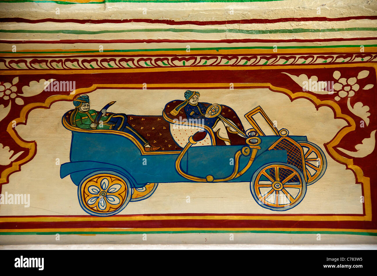 Restaurato murale del Maharaja in automobile di Shekhawati Mandawa nord India Rajasthan Foto Stock