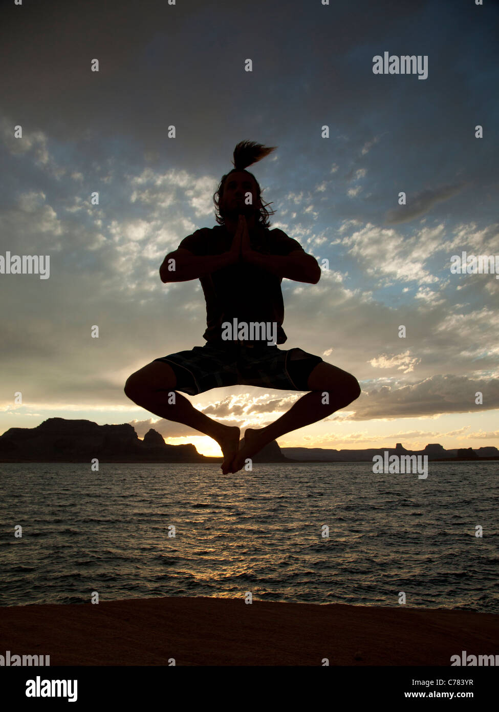 Stati Uniti d'America, Utah, giovane jumping dal lago Powell Foto Stock