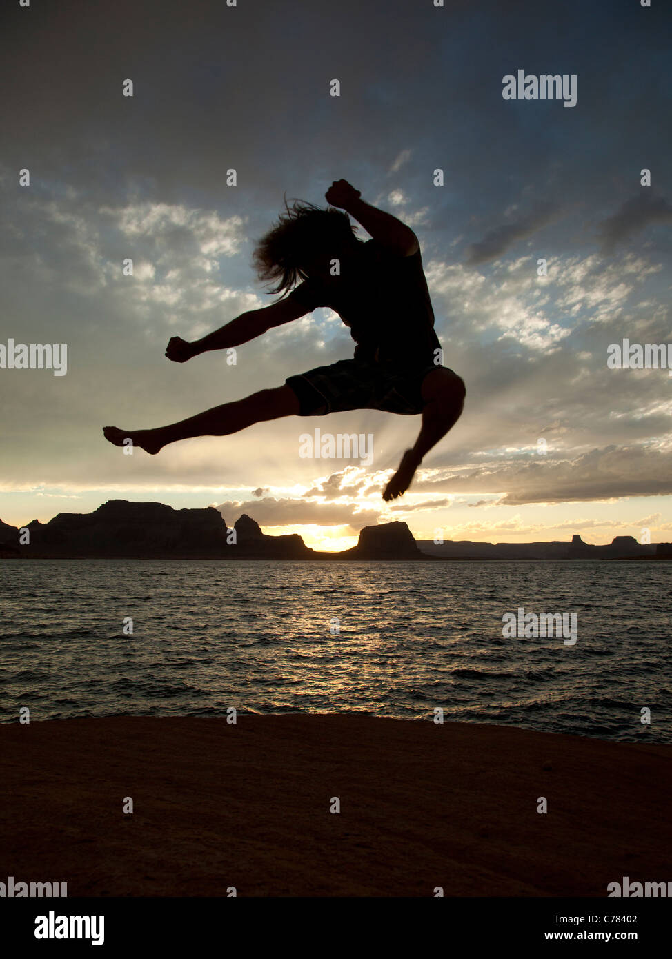 Stati Uniti d'America, Utah, giovane jumping dal lago Powell Foto Stock
