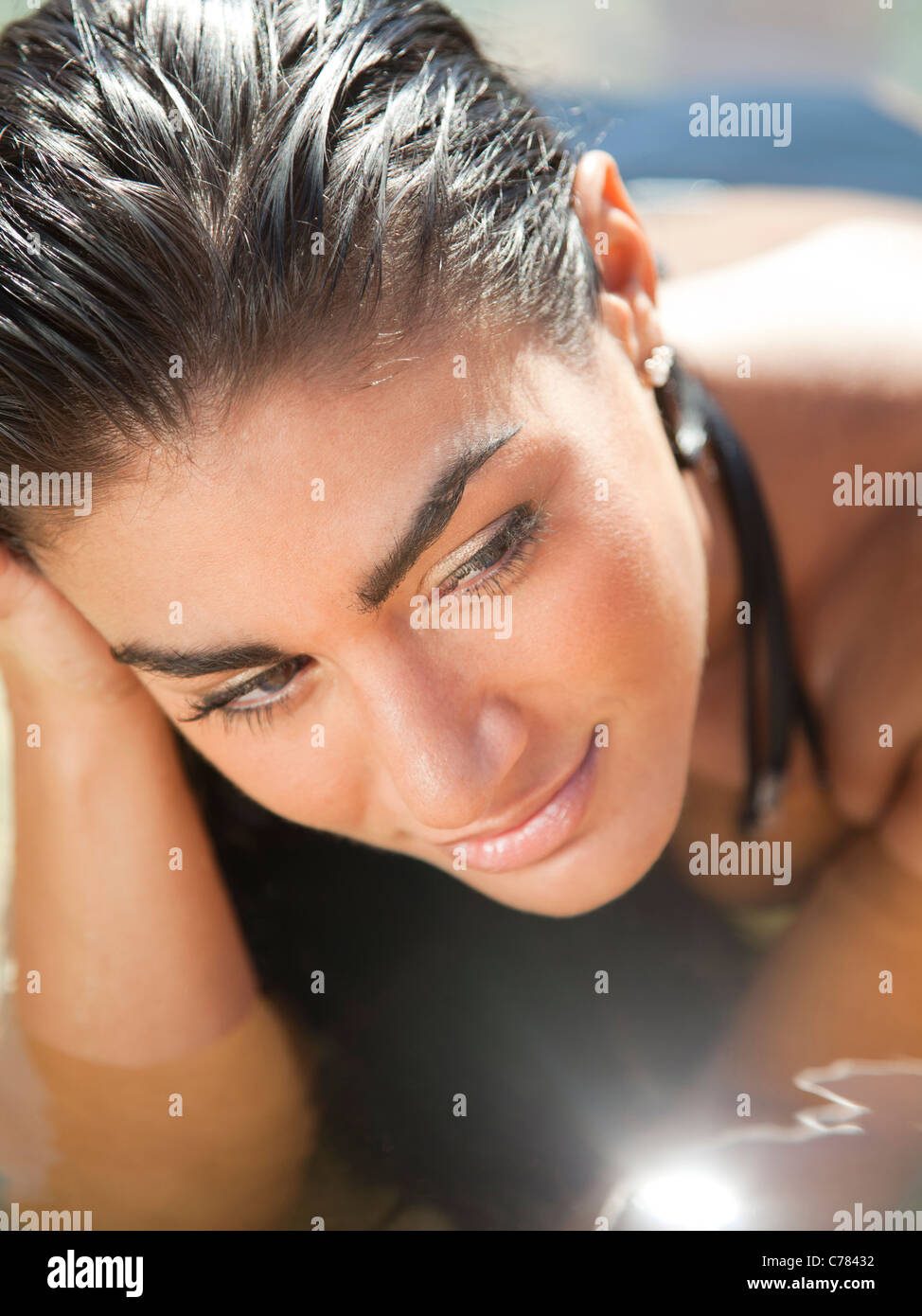 Stati Uniti d'America, Utah, giovane donna con capelli bagnati in Lake Powell Foto Stock