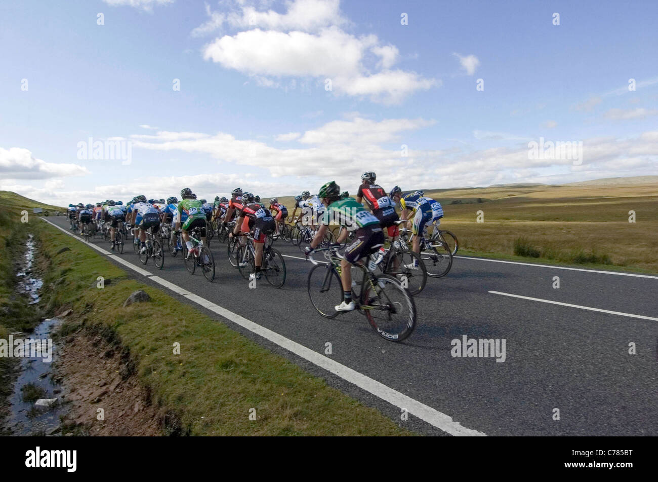 Fase 4 del tour della Gran Bretagna bike race rendendo il modo attraverso il Brecon Beacons su un telecomando road vicino Penderyn. Foto Stock