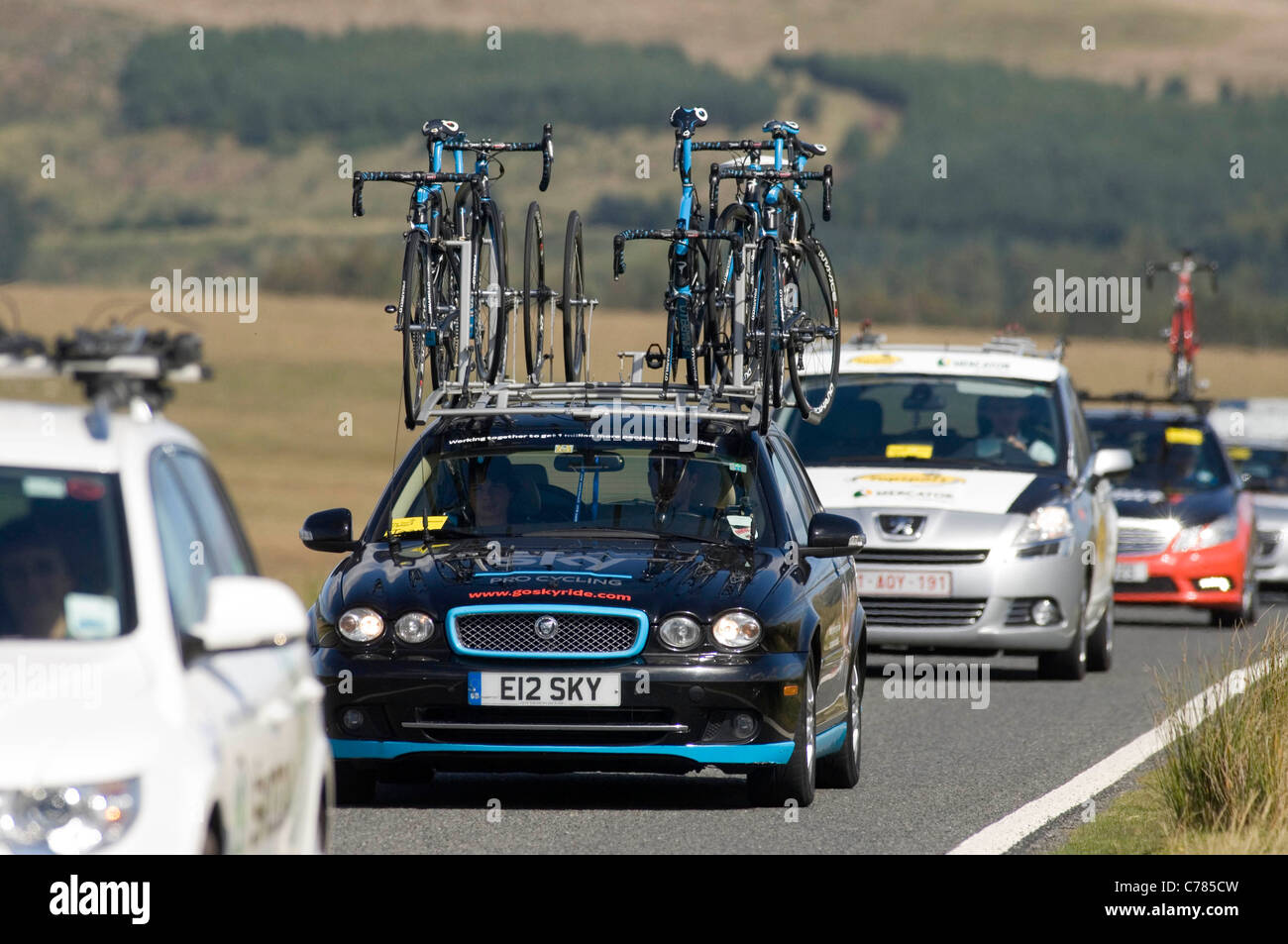 Fase 4 del tour della Gran Bretagna bike race rendendo il modo attraverso il Brecon Beacons su un telecomando road vicino Penderyn. Foto Stock