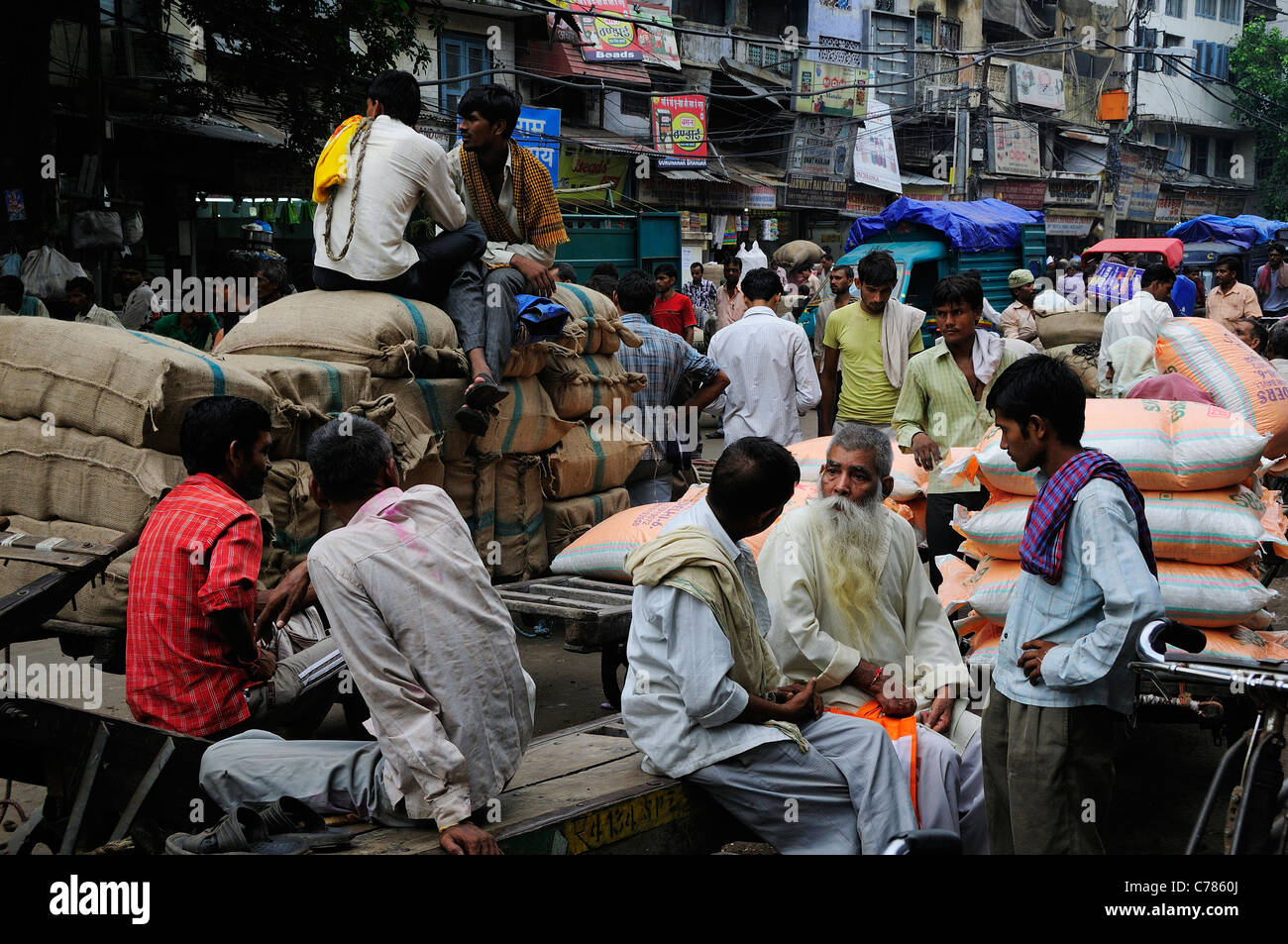 Street view in mattina a Chandni Chowk, vecchia Delhi. Foto Stock