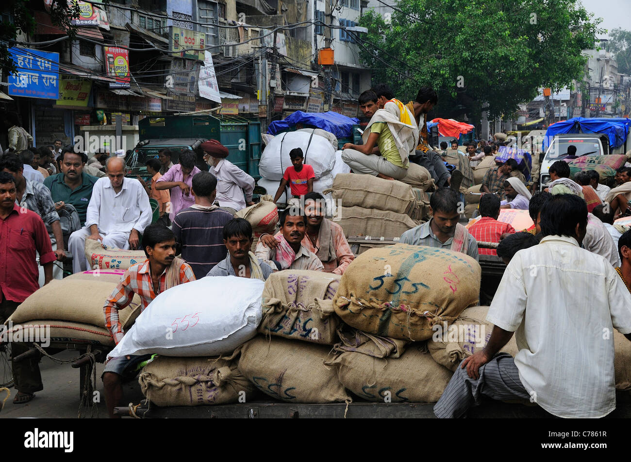 Street view in mattina a Chandni Chowk, vecchia Delhi. Foto Stock