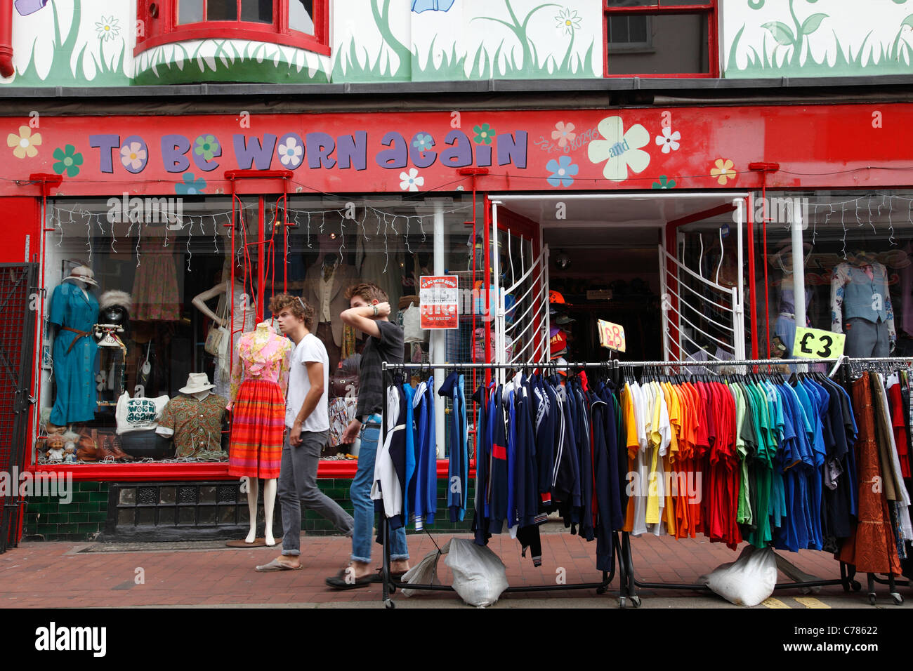 Per essere di nuovo indossato indumenti usati shop in Brighton West Sussex, in Inghilterra, Regno Unito Foto Stock