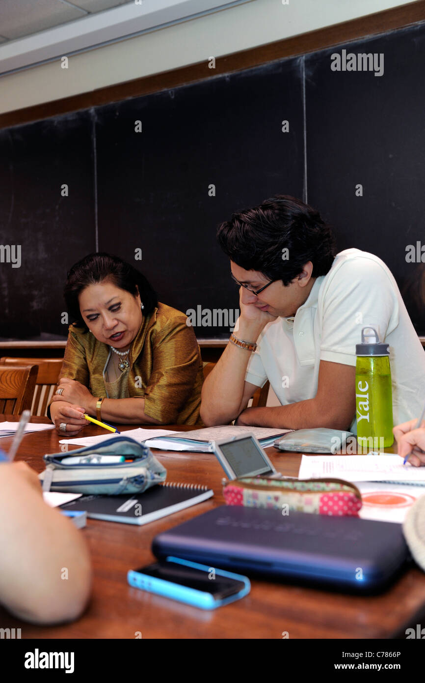 English Language Institute presso la Yale scuola estiva. Philipino insegnante americano lavora con il Sud studente americano. Foto Stock