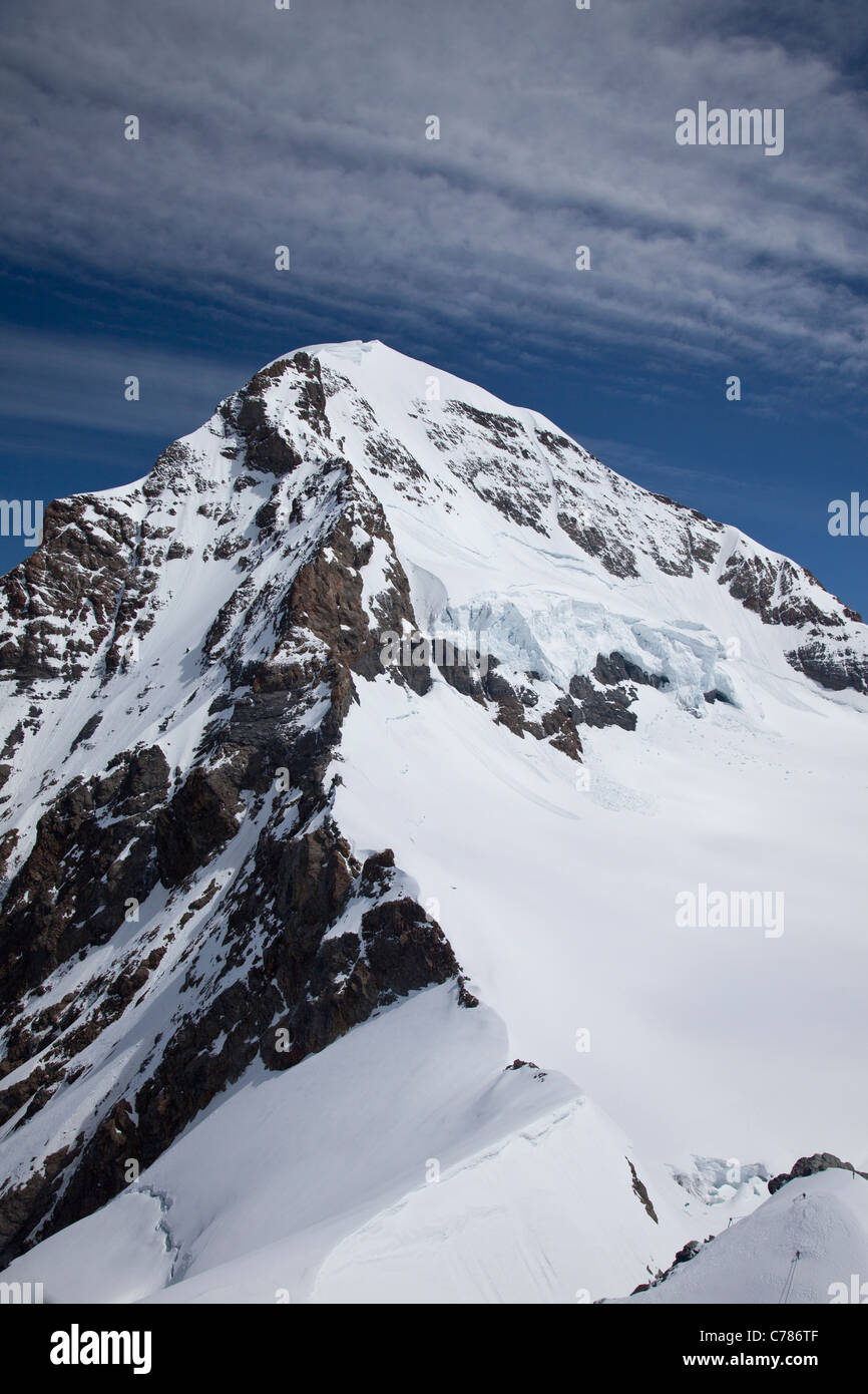 Jungfrau Alpi Svizzere montagna in una giornata di sole con cielo blu Foto Stock