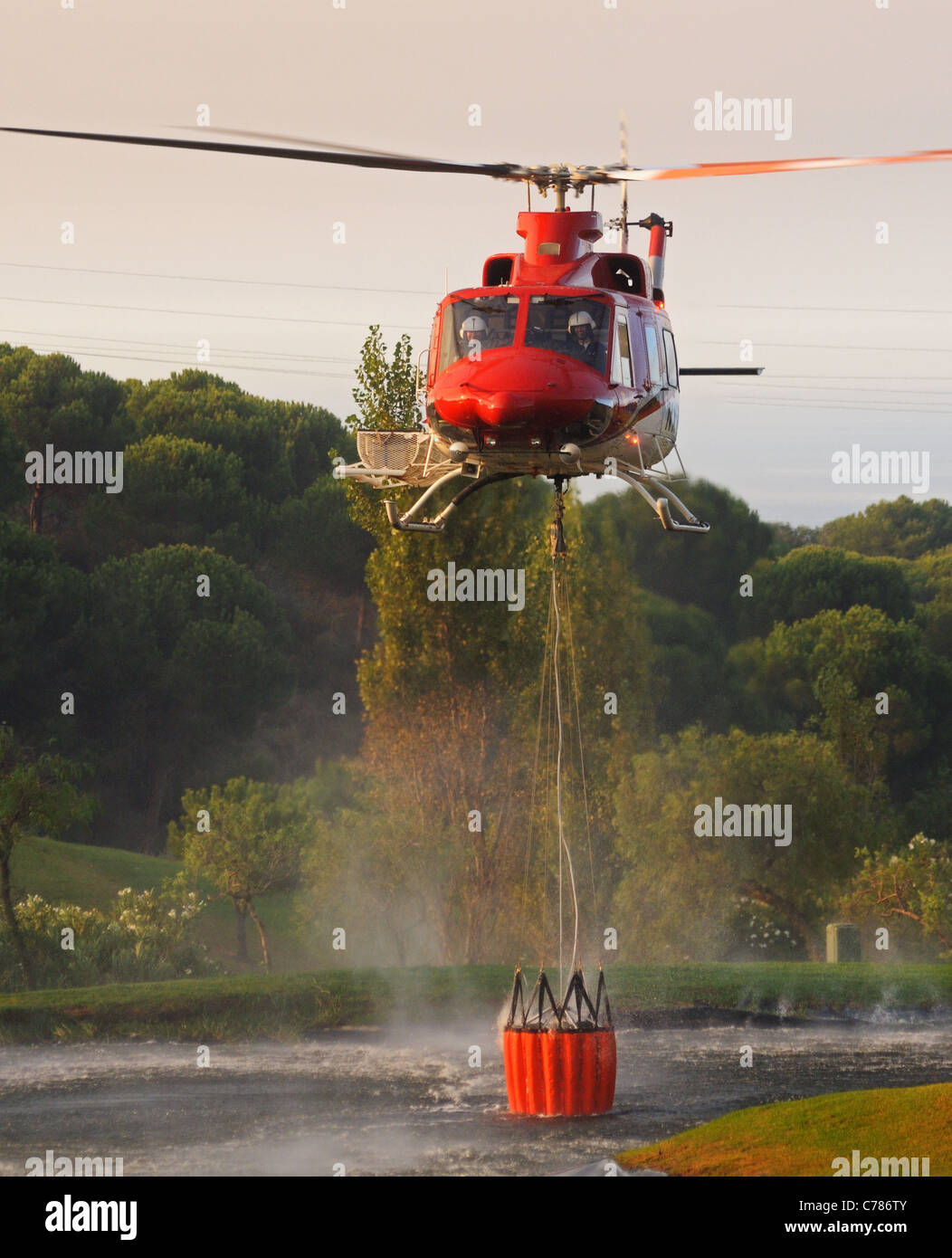 Bell 412 elicottero (registrazione N167EH) raccolta acqua antincendio, Cabopino Golf, Costa del Sol, provincia di Malaga, Andalusia, Spagna Foto Stock