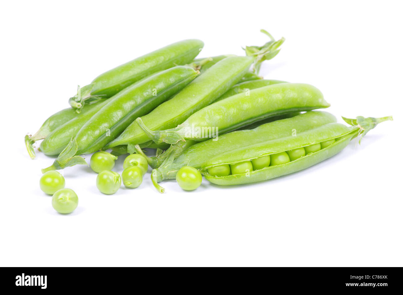 Piselli verdi closeup vegetale isolato su bianco Foto Stock