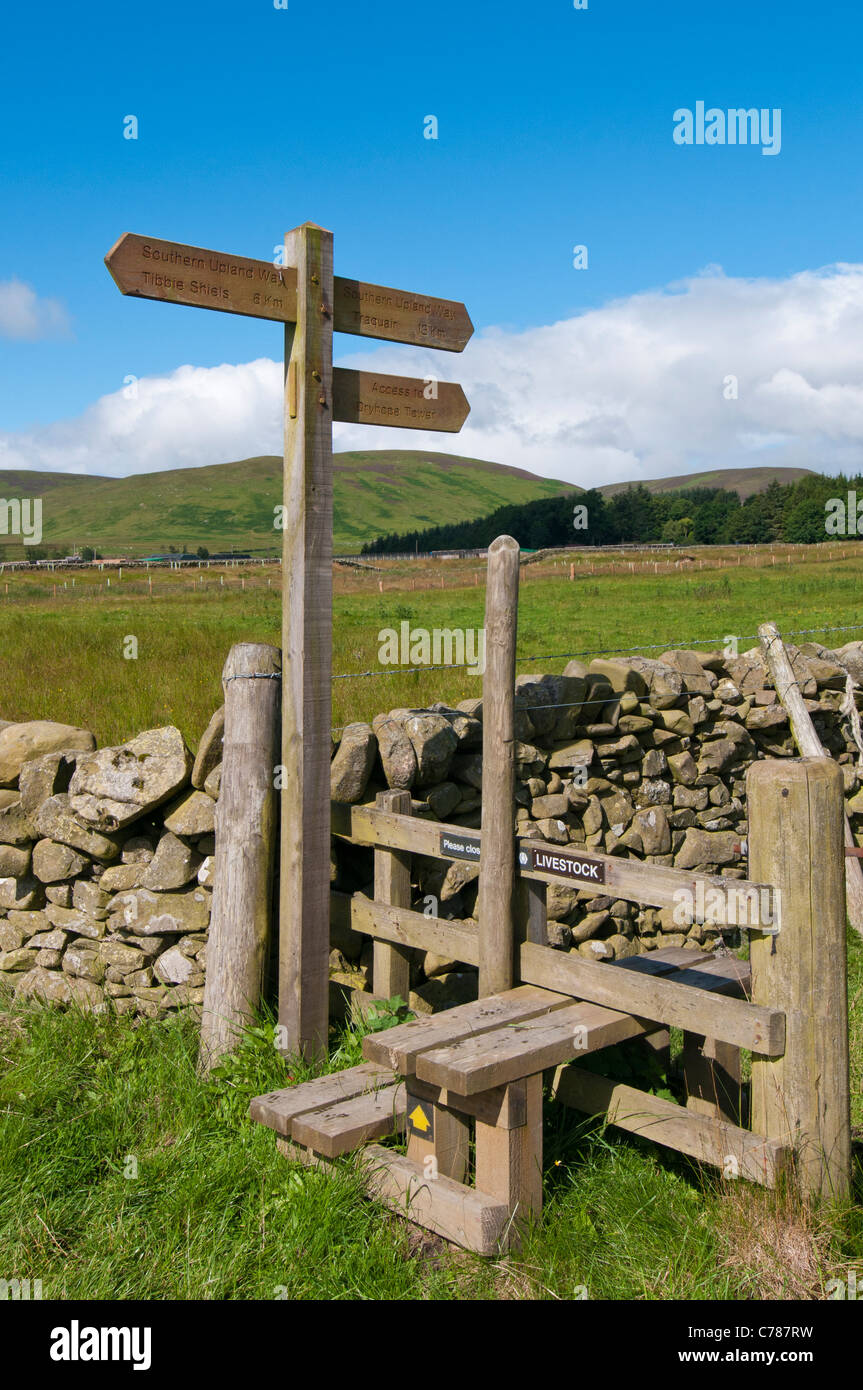 Seguire le indicazioni per Southern Upland Way a lunga distanza a piedi e la Torre Dryhope a St Marys Loch in Scottish Borders Foto Stock