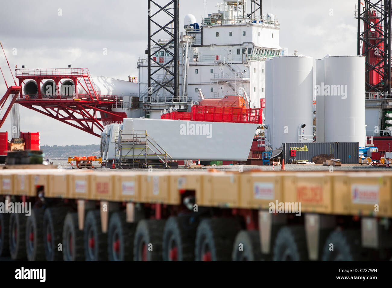 Turbina eolica le parti destinate alla Walney offshore wind farm sulla banchina a Mostyn. Foto Stock