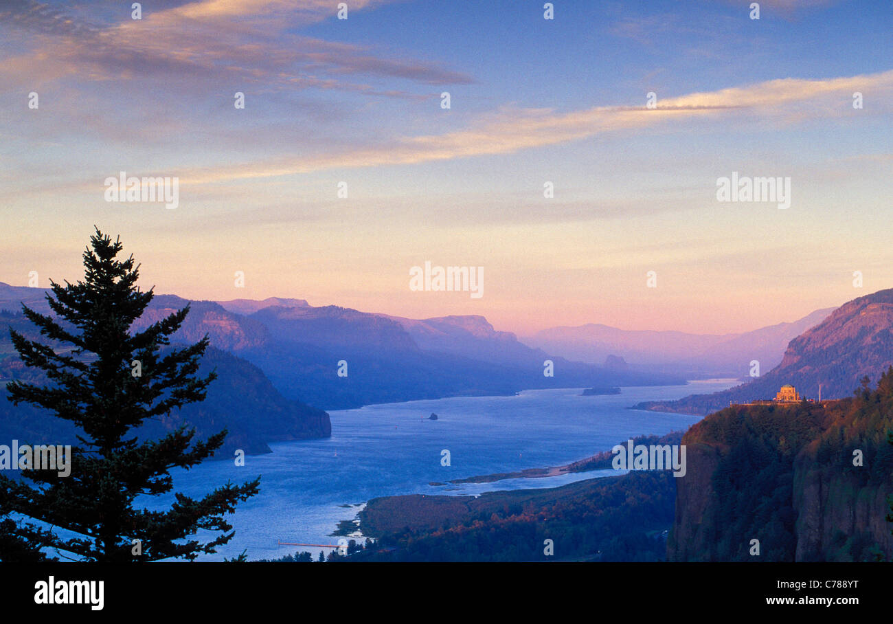 La Columbia River Gorge vista da donne del Forum Park di Crown Point e a est al tramonto; Oregon-Washington frontiera, STATI UNITI D'AMERICA. Foto Stock