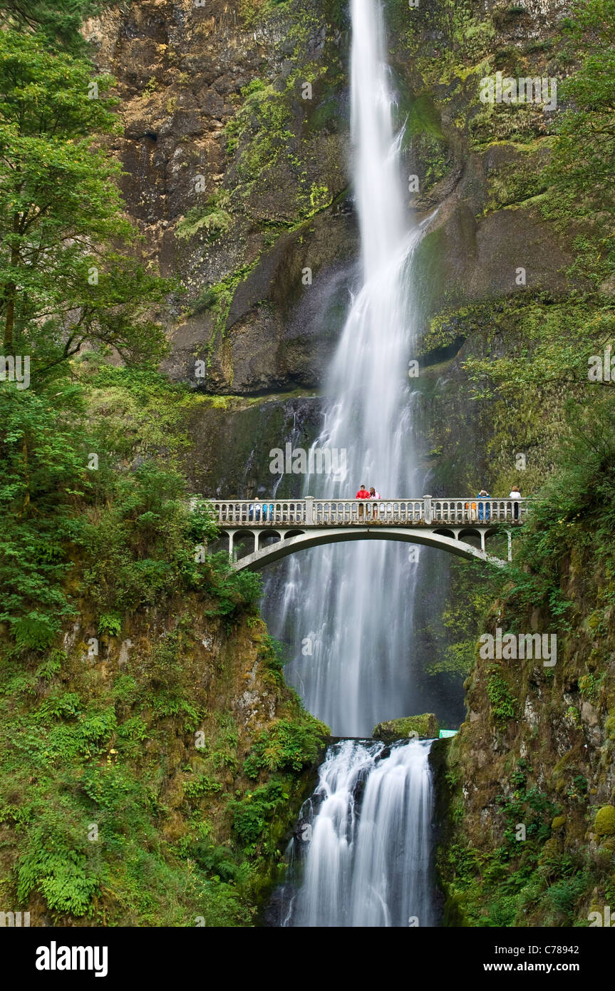 Cascate Multnomah, con visitatori su Benson ponte; Columbia River Gorge National Scenic Area, Oregon. Foto Stock