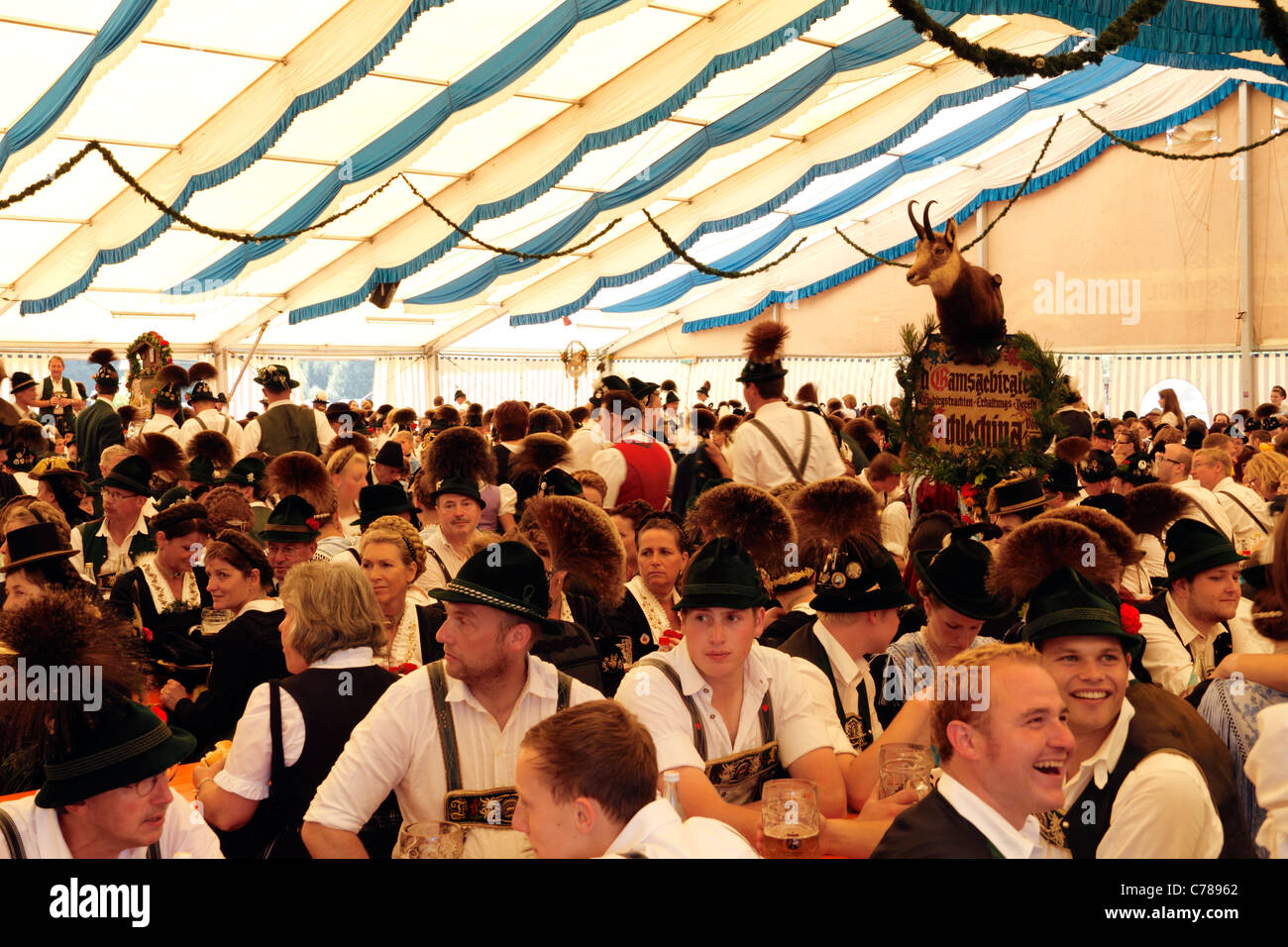 All'interno di una tenda della birra le celebrazioni nella ( Gaufest ) Festival del tradizionale costume bavarese Baviera Germania Foto Stock