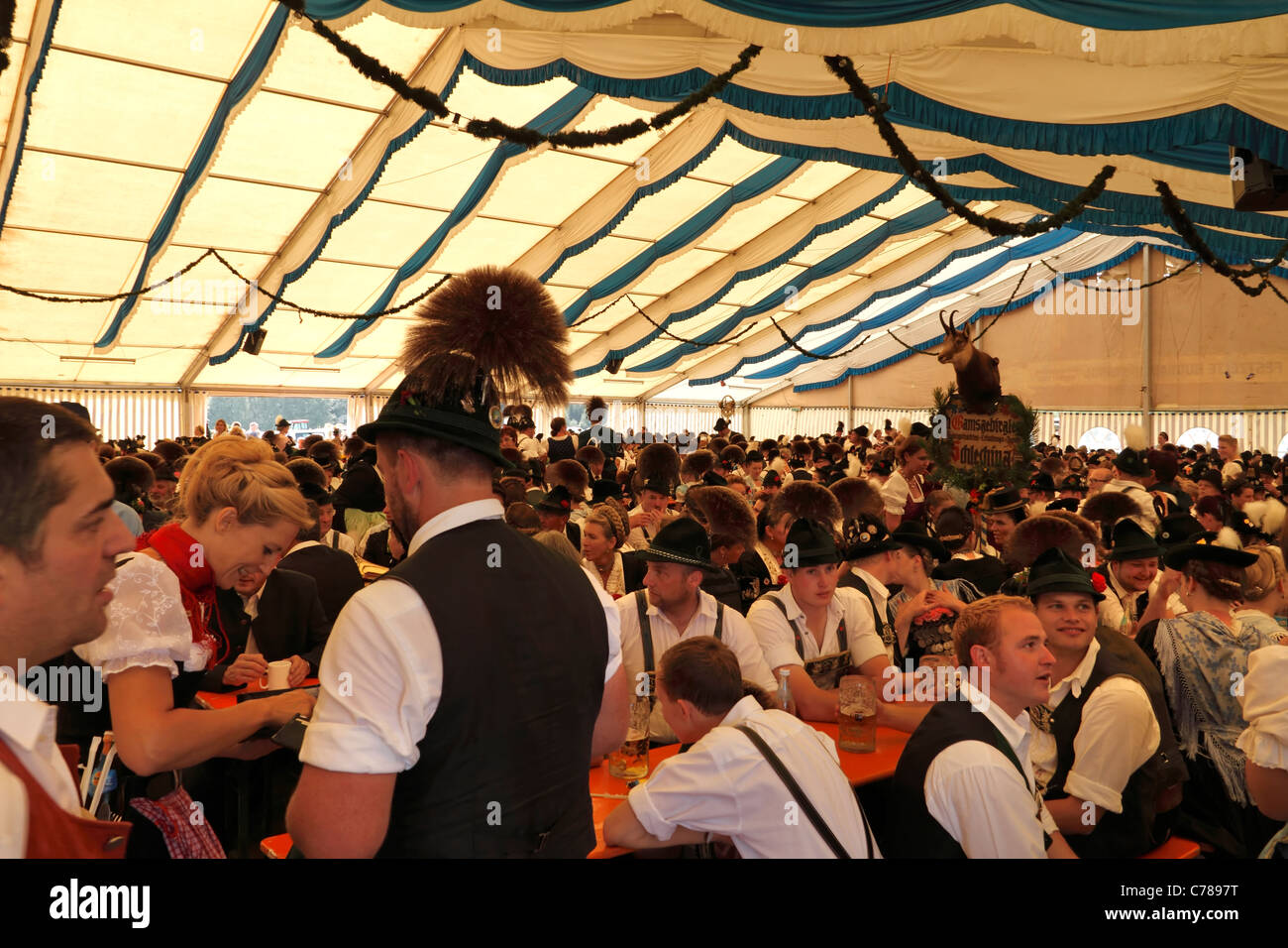 All'interno di una tenda della birra le celebrazioni nella ( Gaufest ) Festival del tradizionale costume bavarese Baviera Germania Foto Stock