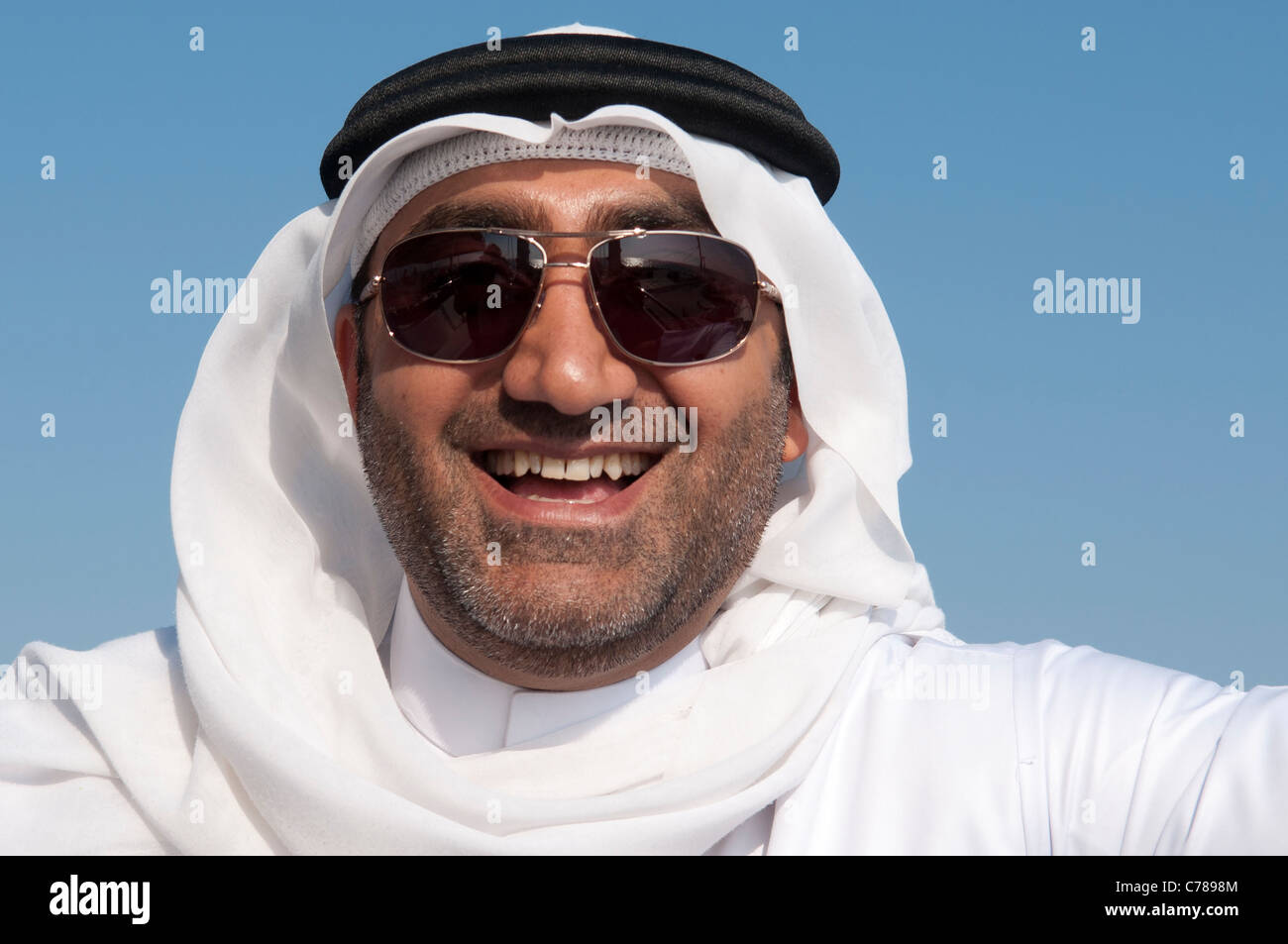 Uomo arabo di Dubai che indossano vestiti tradizionali di dishdasha (accappatoio) e kaffiyeh (testa di copertura); Emirati Arabi Uniti. Foto Stock