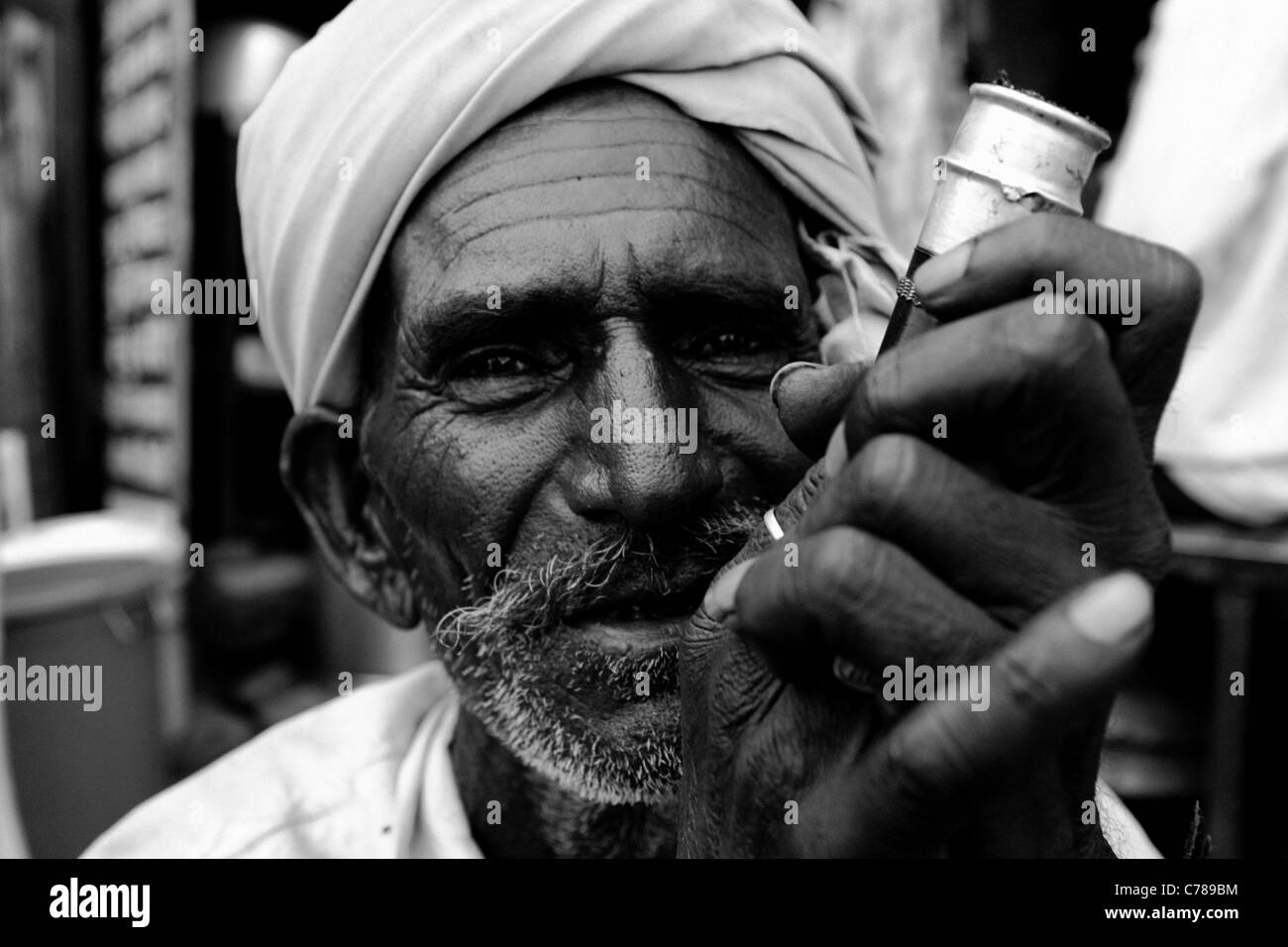 Indian uomo chillum fumatori Foto Stock
