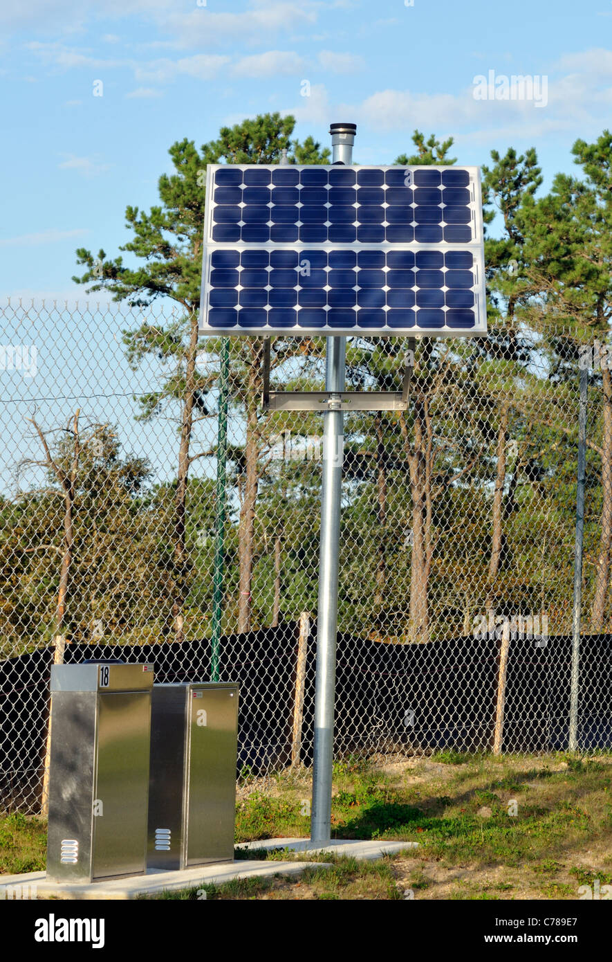Energia rinnovabile pannello collettore solare sul montante metallico in ambiente Foto Stock