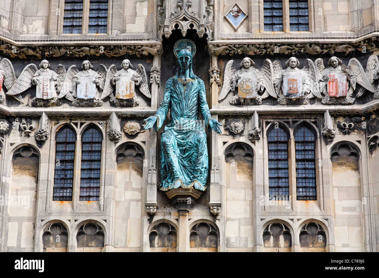 Il bronzo e la figura di Gesù Cristo presso la cattedrale porta della Cattedrale di Canterbury, nel Kent, Inghilterra Foto Stock