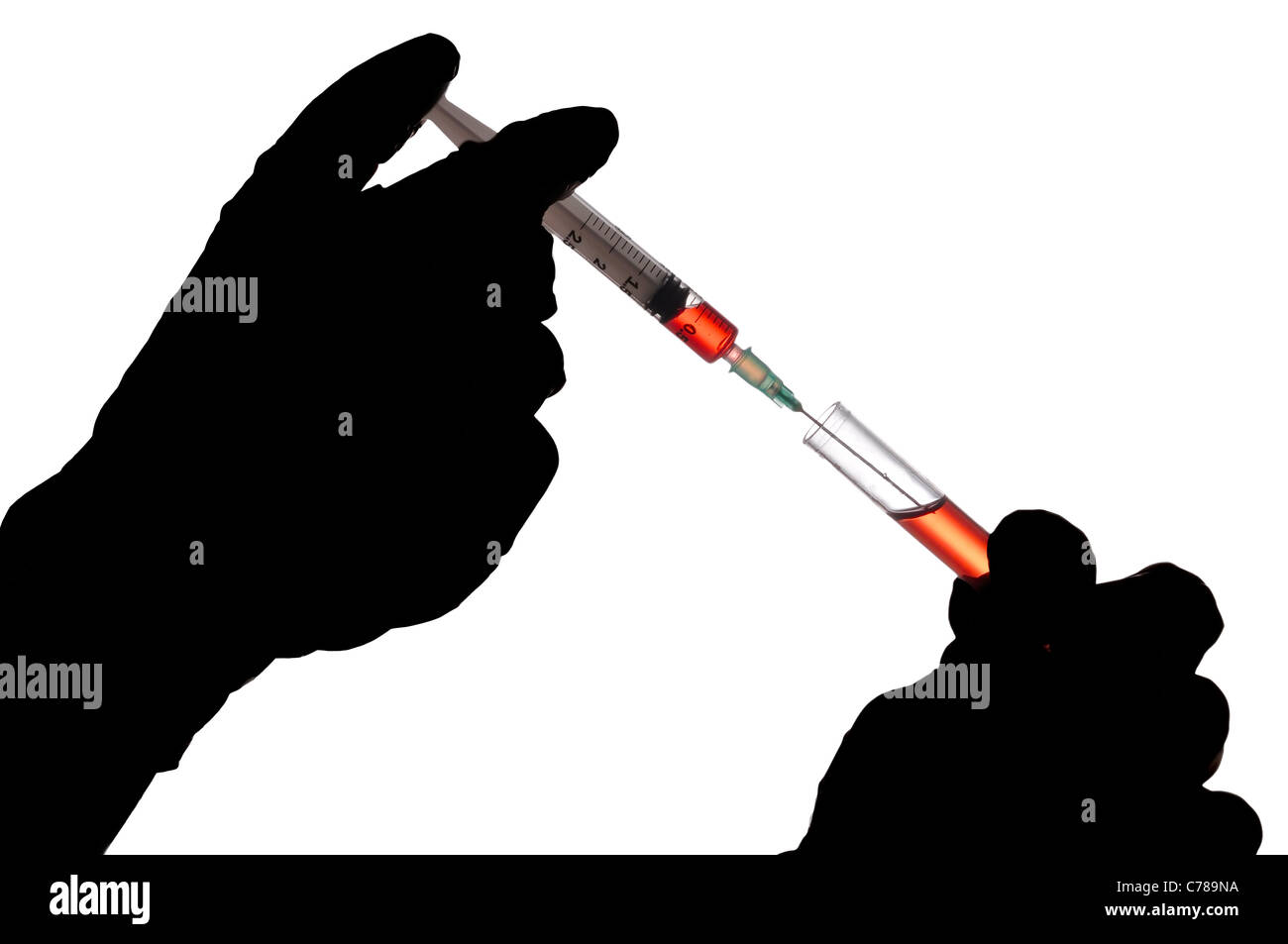 Mano che tiene una siringa e di assunzione di un campione di sangue da un tubo per analisi Foto Stock