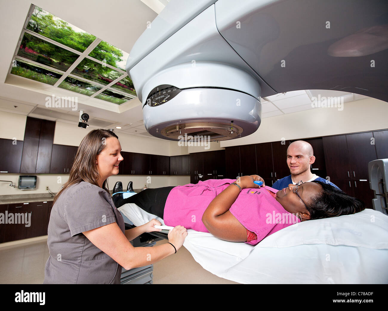 Infermiere/tech colloqui con un paziente prima di radiologia nel trattamento del cancro. Foto Stock