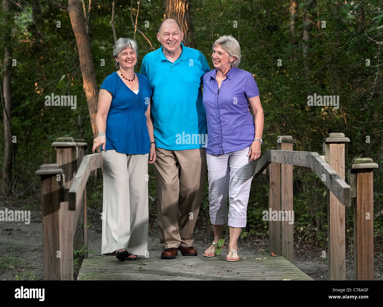 I cittadini anziani a piedi in un parco. Foto Stock