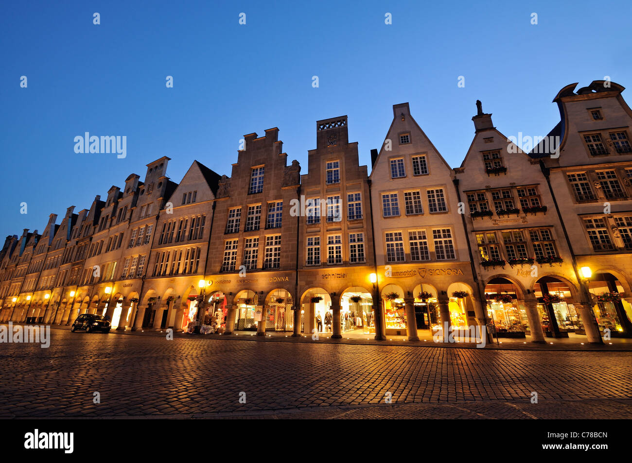 Night Shot del Prinzipalmarkt square a Muenster, Germania. Foto Stock