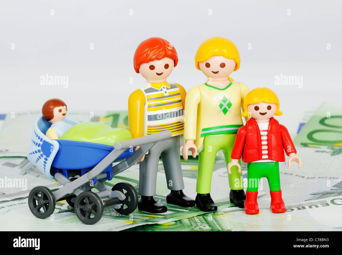 Assegno per figli a carico - Playmobil Famiglia e 100 banconote in euro Foto Stock