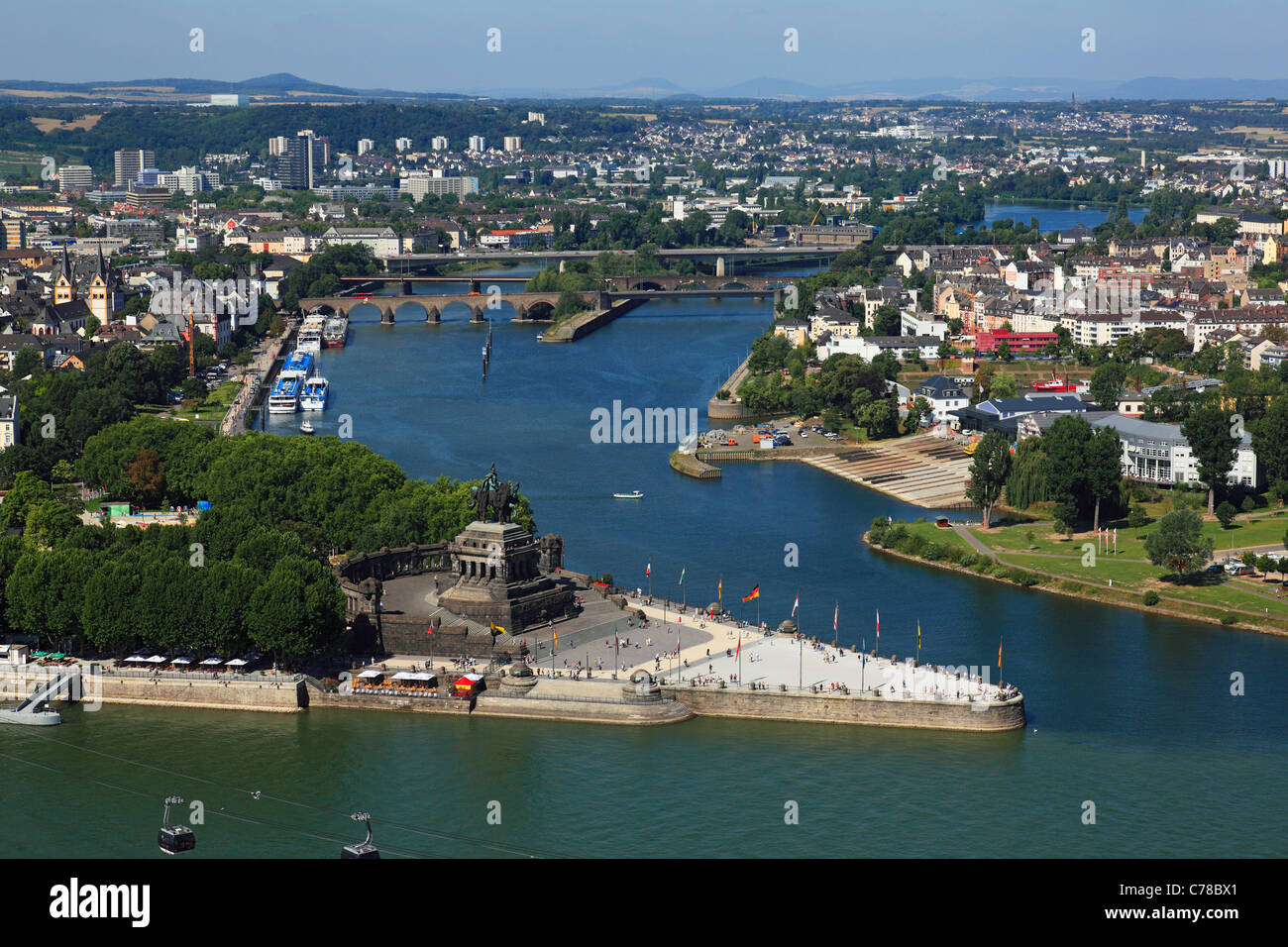 Stadtpanorama und Deutsches Eck, Moselmuendung in den Rhein, Denkmal fuer Kaiser Wilhelm I von Bruno Schmitz und Emil Hundrieser, Koblenz Rheinland-P Foto Stock