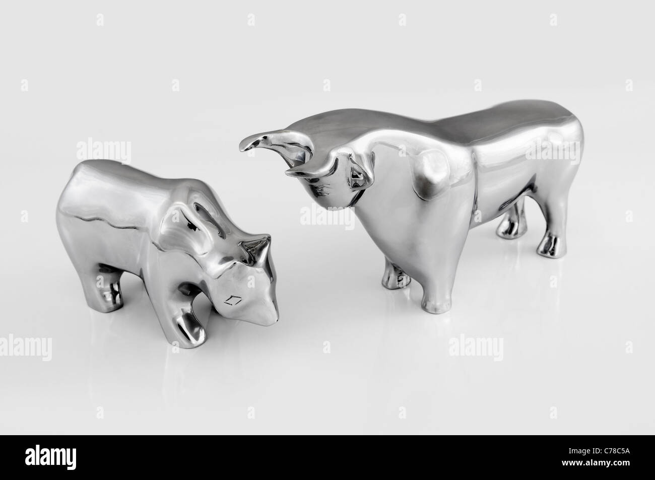 Bull e bear isolato su bianco, bestie simbolico della tendenza del mercato. Foto Stock