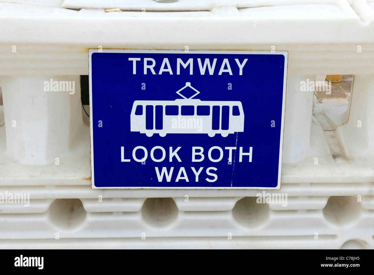 Tram - guardare in entrambe le direzioni sign in Blackpool Foto Stock