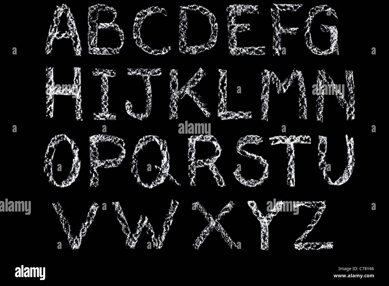 Lettere scritte a mano dell'alfabeto scritto su una lavagna a fogli mobili in bianco gesso poi ripuliti durante la modifica Foto Stock