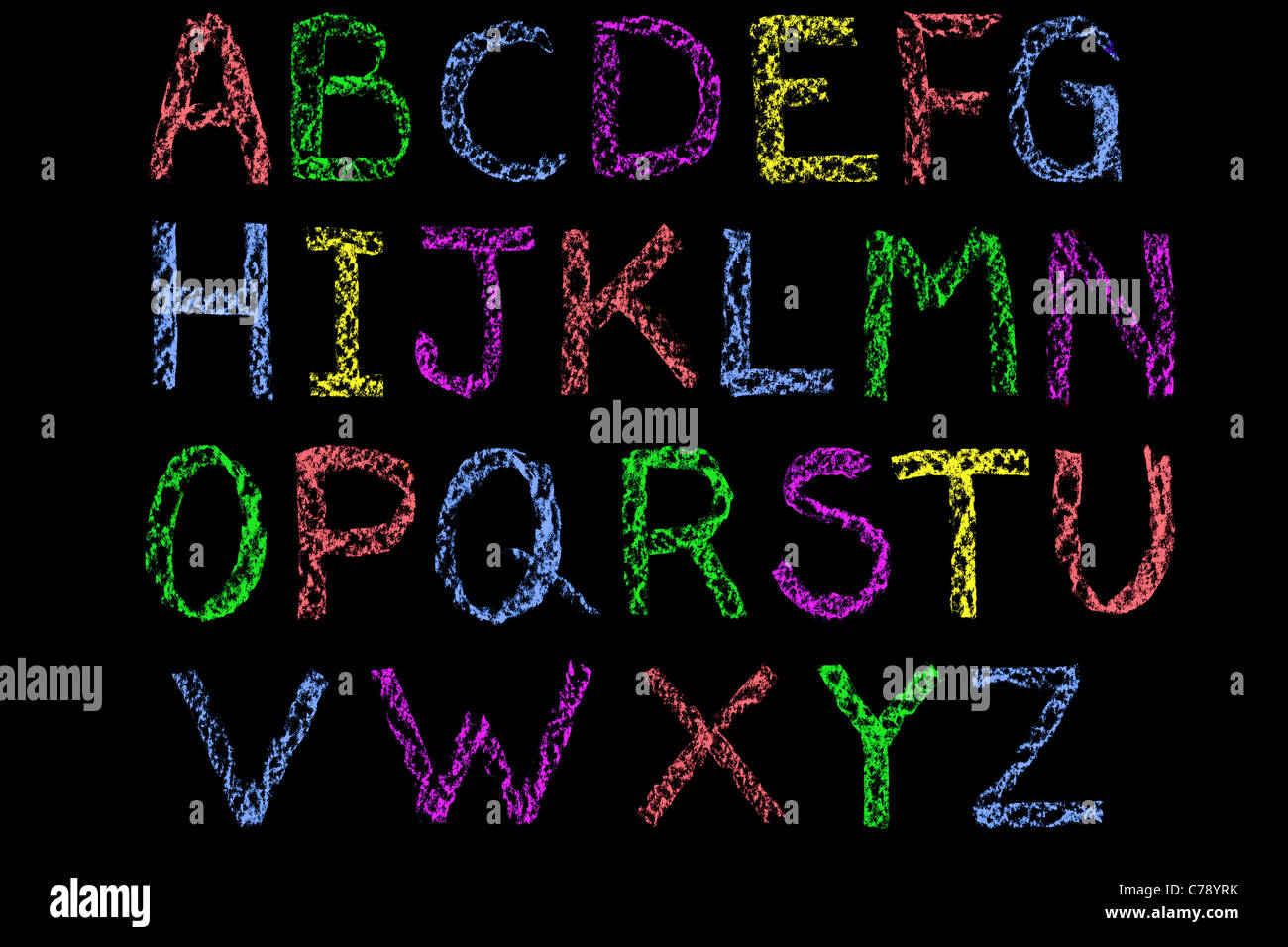 Lettere scritte a mano dell'alfabeto scritto su una lavagna a fogli mobili in bianco gesso poi ripuliti durante la modifica Foto Stock