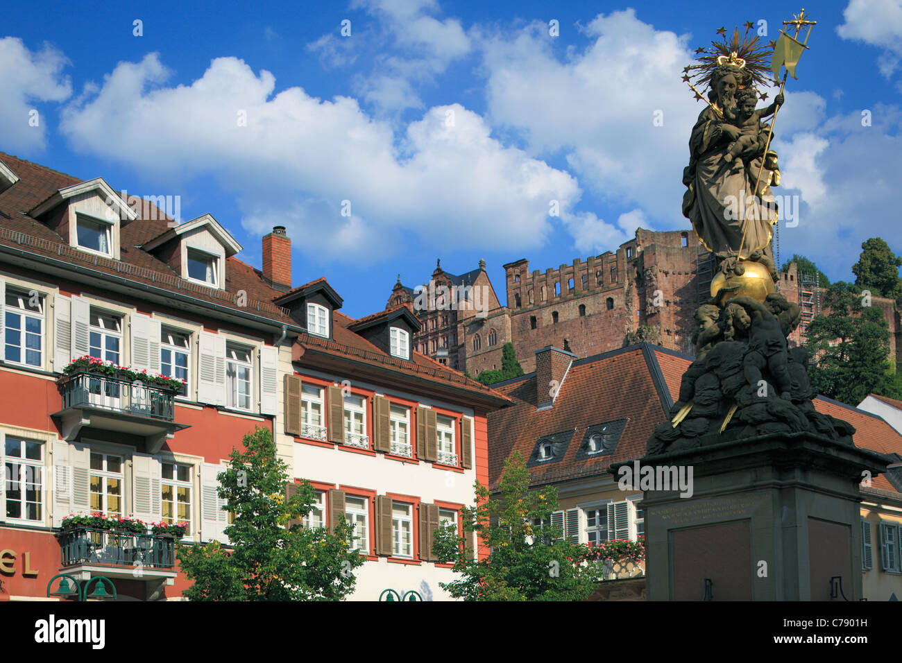 Mariensaeule mit Marienskulptur auf dem Kornmarkt in der Altstadt von Heidelberg, Baden-Wuerttemberg, dahinter die Schlossruine Foto Stock