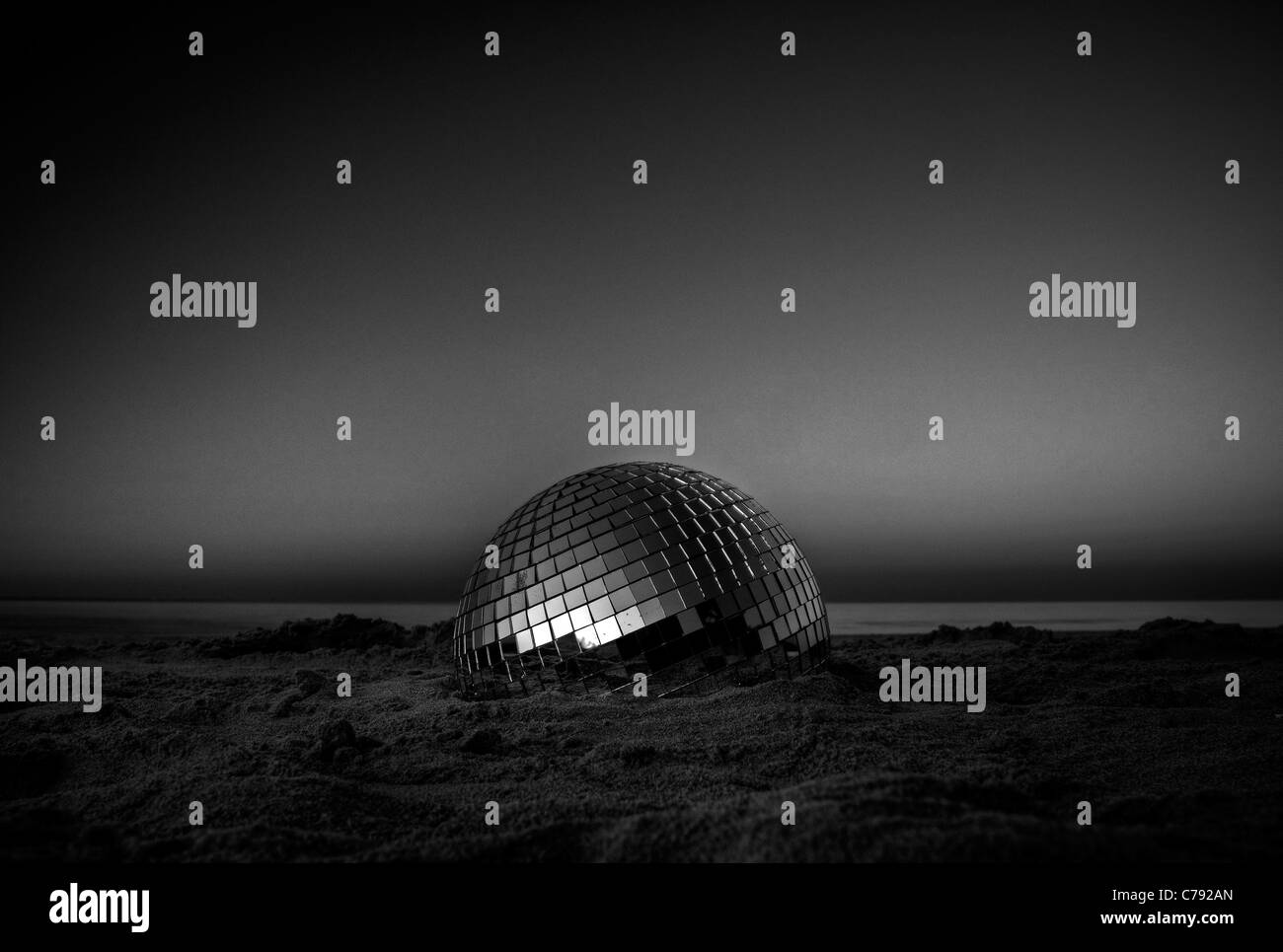 Palla da discoteca sulla sabbia Foto Stock