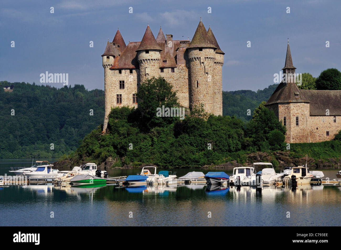 Francia Auvergne: vista verso il castello di Chateau de Val e lo sbarramento Bort-les-Orgues Foto Stock