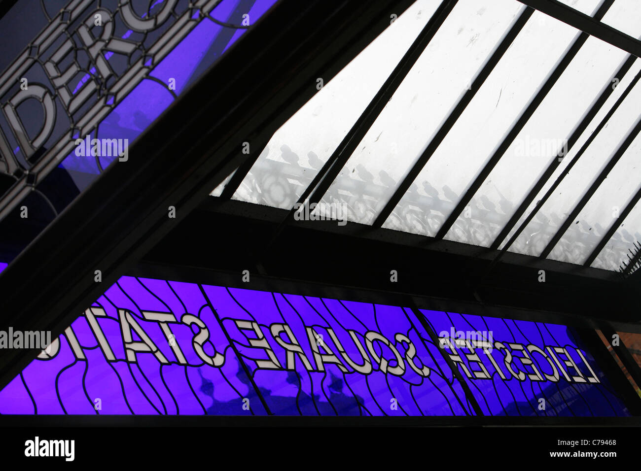 Le vetrate colorate delle scritte in entrata a baldacchino per la stazione della metropolitana di Leicester Square, London, Regno Unito Foto Stock