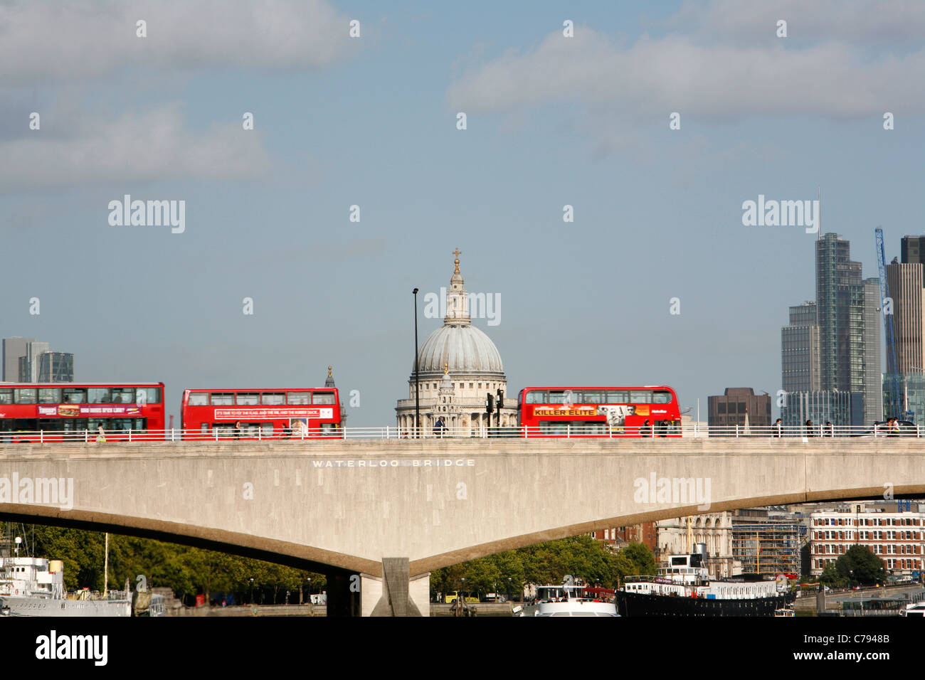 Gli autobus attraversando il ponte di Waterloo di fronte la Cattedrale di St Paul, Londra, Regno Unito Foto Stock