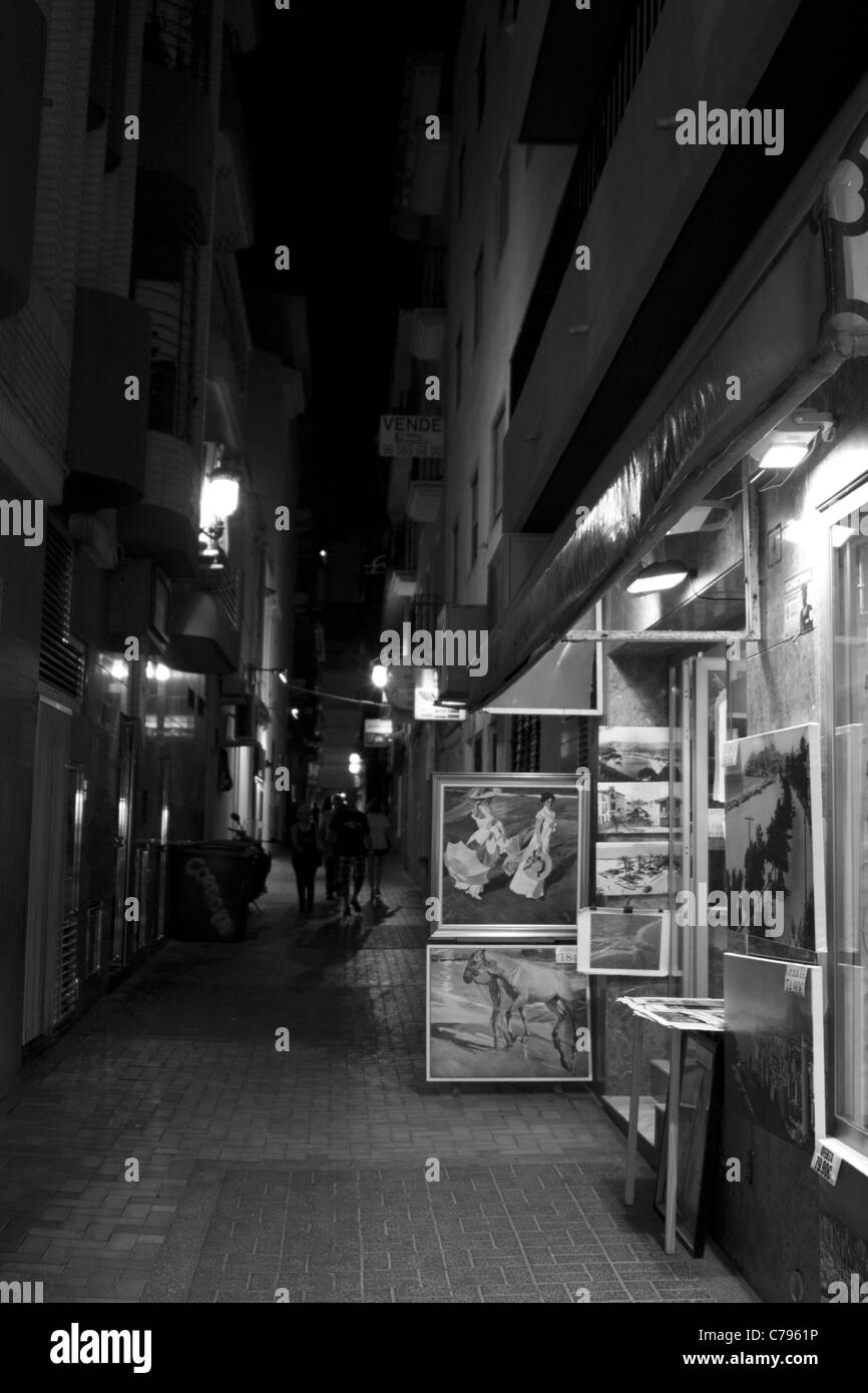 Tranquilla strada laterale di notte nel vecchio Benidorm Foto Stock