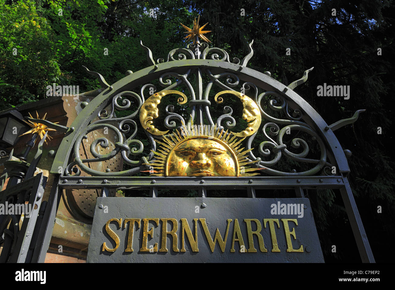 D-Heidelberg, Neckar, area Rhine-Neckar, riserva naturale Neckartal-Odenwald, Bergstrasse, Odenwald, Baden-Wuerttemberg, regionale osservatorio astronomico Koenigstuhl, ferro battuto cancello di ingresso, ornamenti, rappresentazione pittorica del sole, luna, stelle Rupr Foto Stock