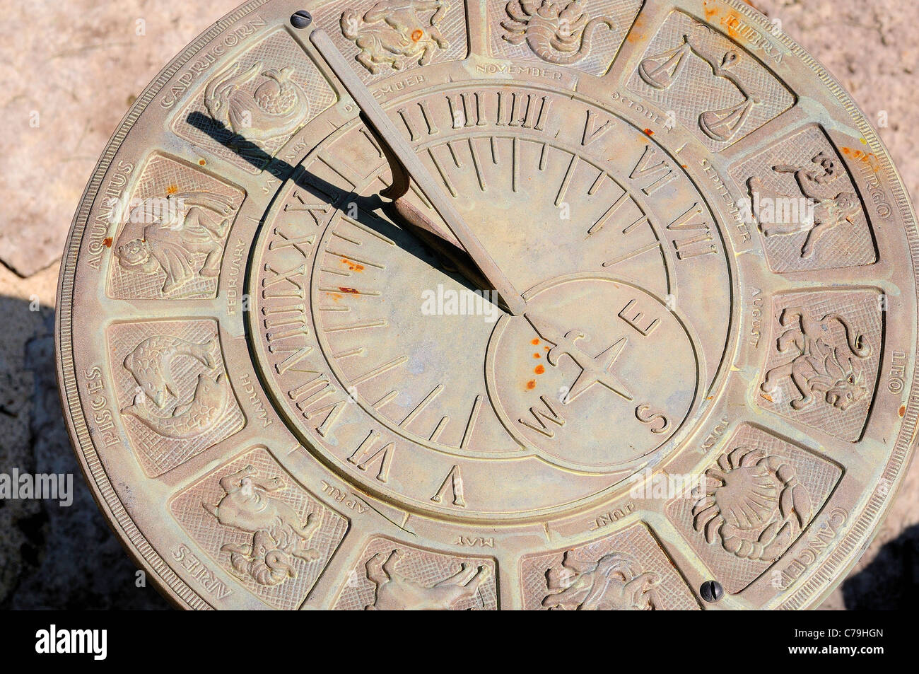 Orologio solare con segni astrologici mostra 12:00. Foto Stock