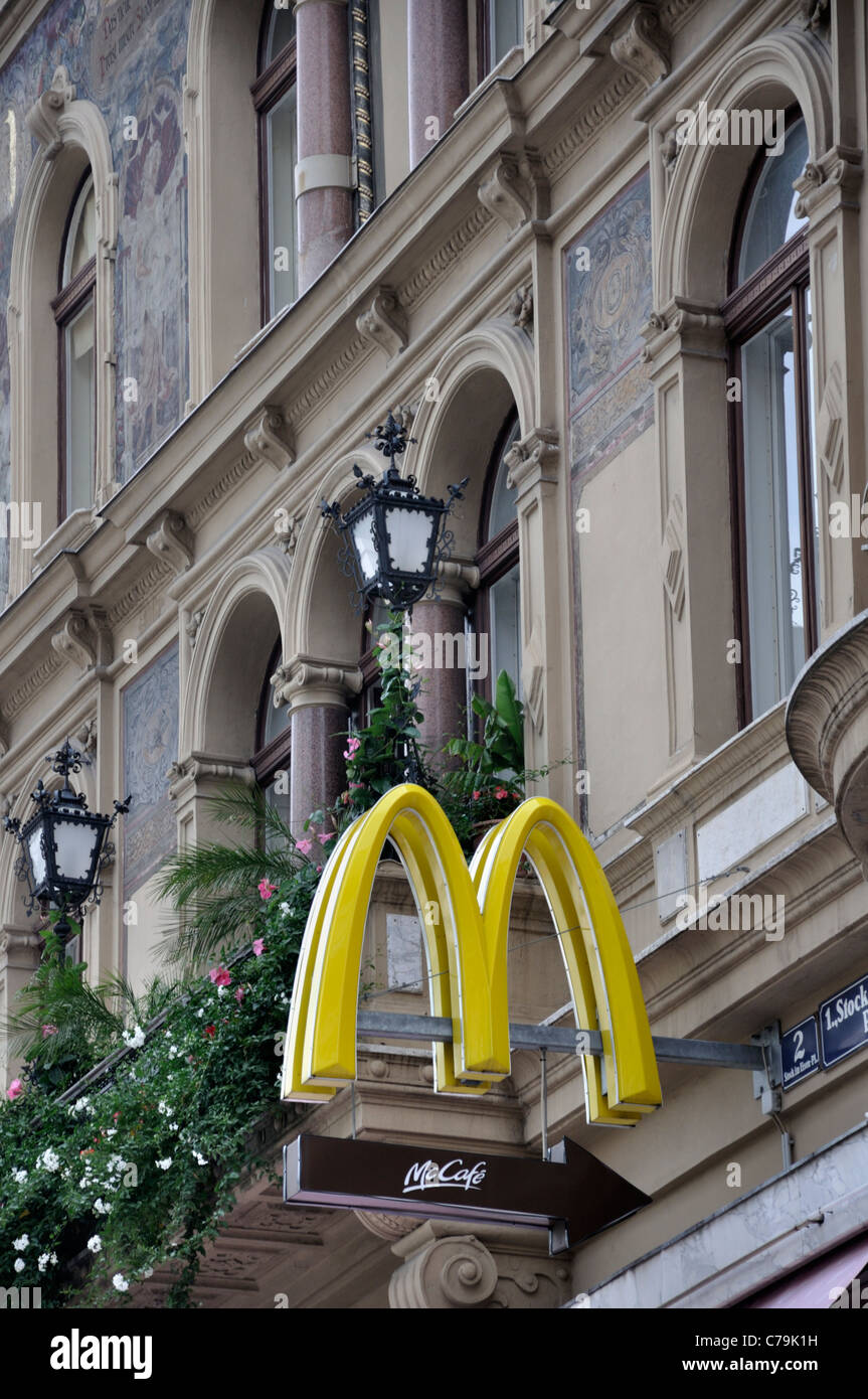 Segno McCafe, McDonalds, un ristorante fast food, Vienna, Austria, Europa Foto Stock